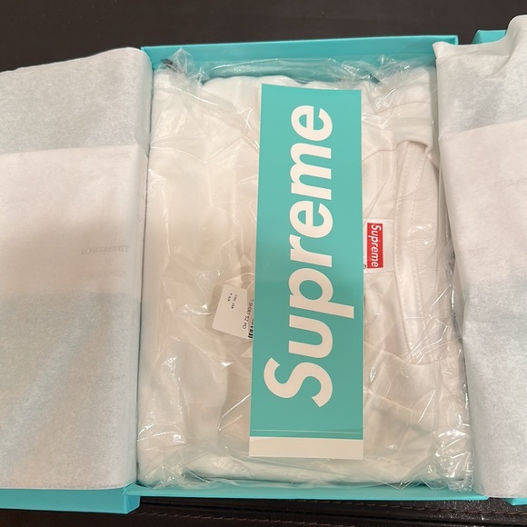 Selling a brand new ladies Supreme Tiffany T-shirt with Tiffany box - size M - Picture 2 of 6